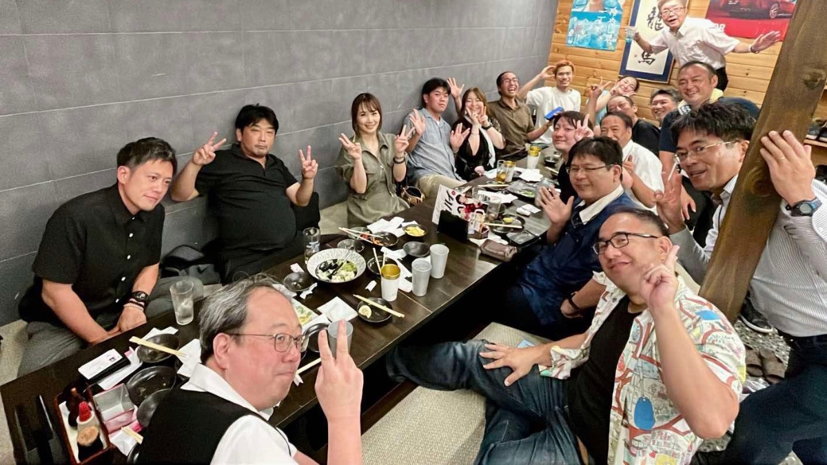 京橋つなぎ場に集まった参加者の集合写真