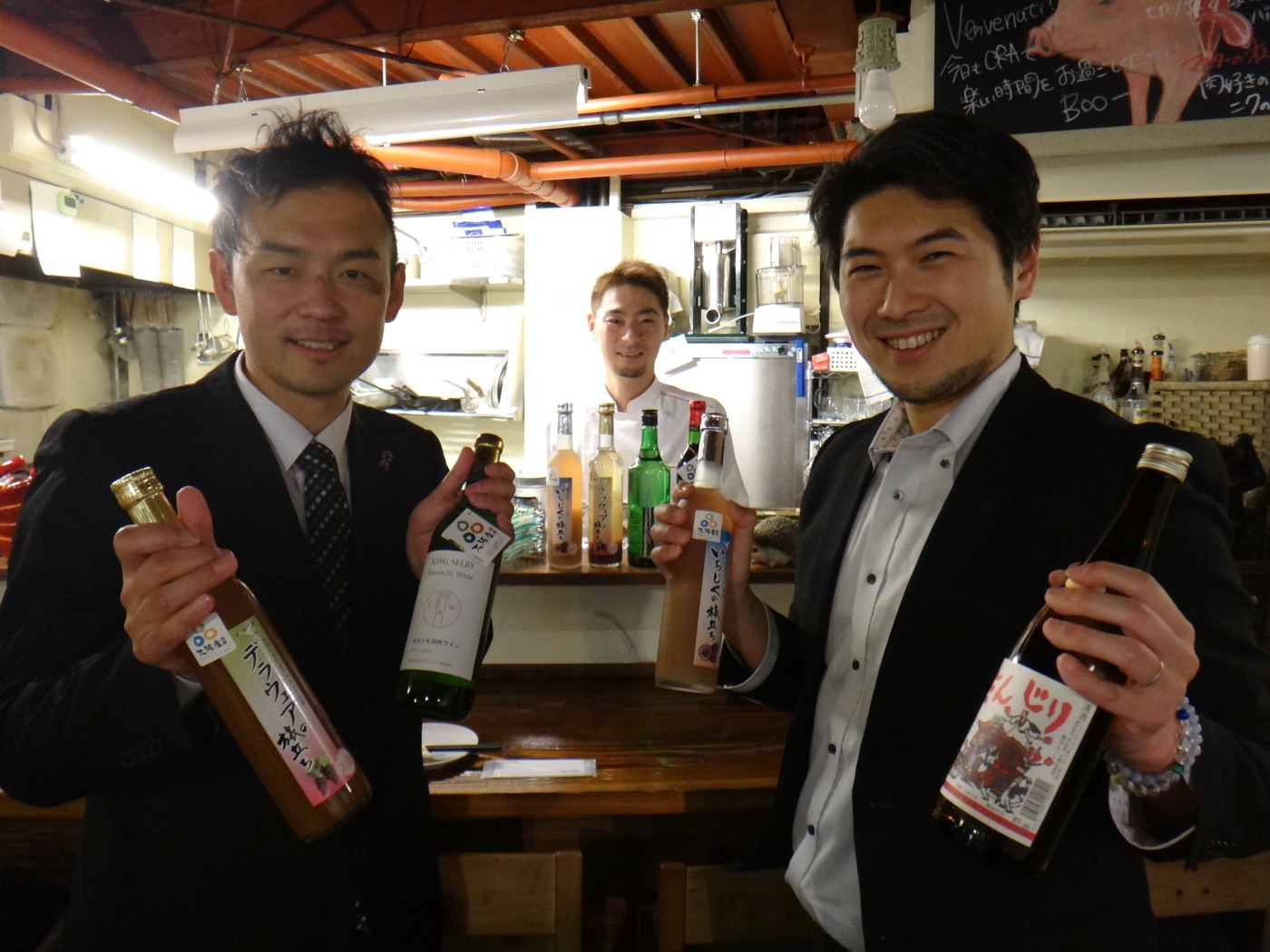 大阪産の食材を使った料理を楽しむ様子