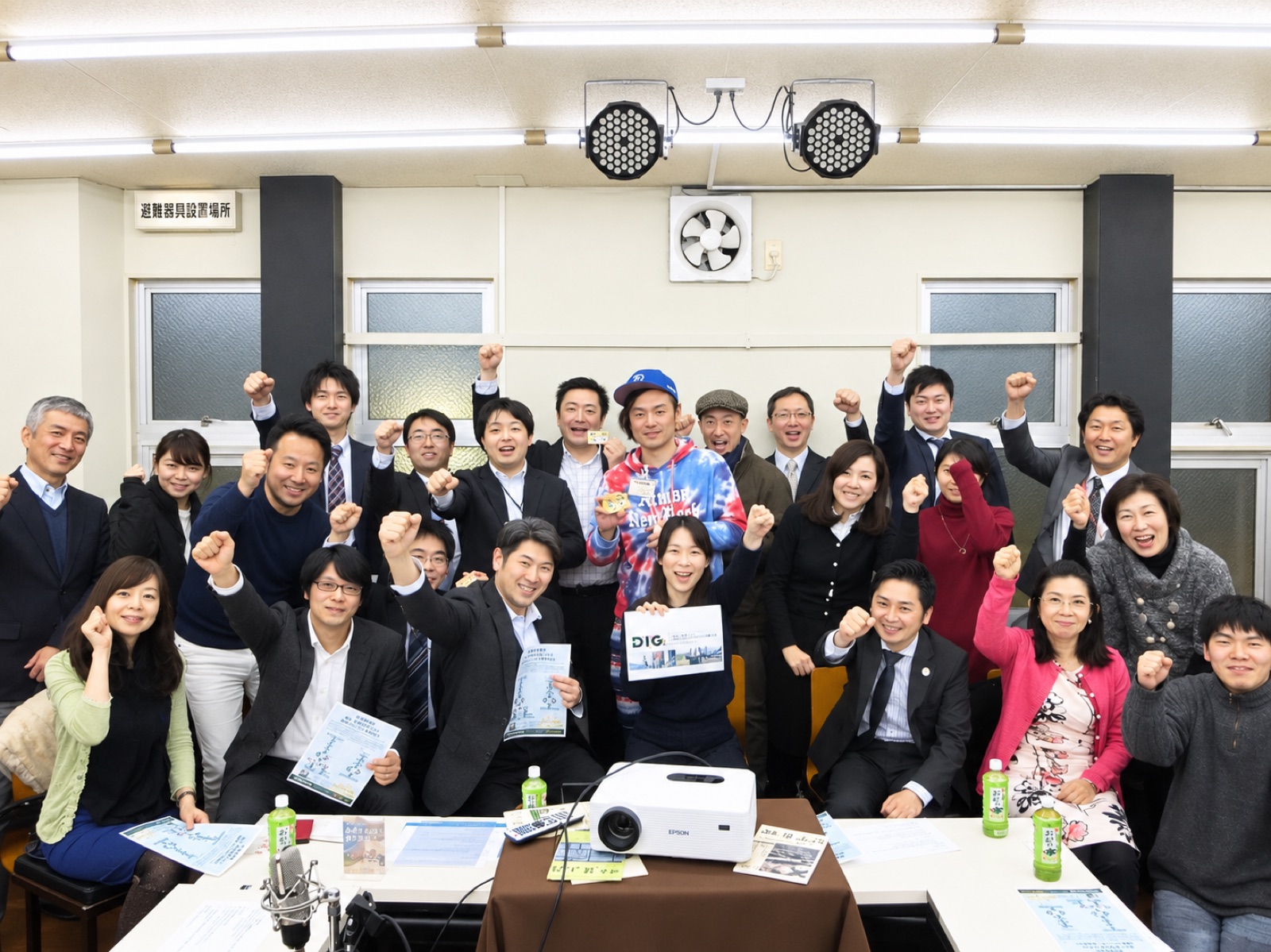 京橋の活性化に取り組むメンバーが集まって拳を上げている集合写真