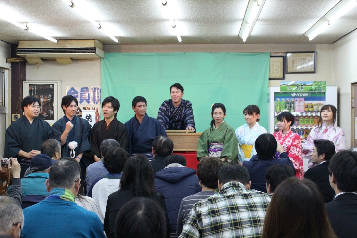 高座に並ぶ出演者とお客さん