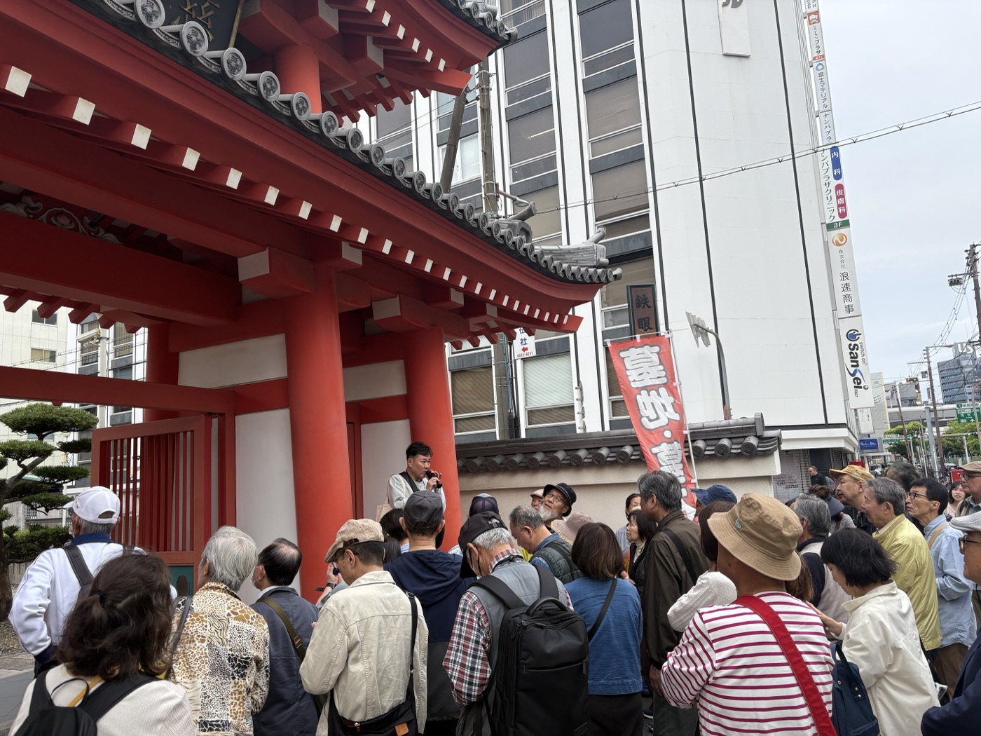 瑞龍寺(鉄眼寺)の山門前で説明を聞く参加者